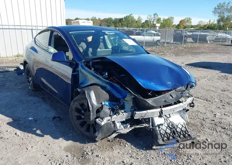 2022 Tesla Model Y Long Range Dual Motor All-Wheel Drive z USA, uszkodzony, nr VIN 7SAYGDEE0NF344188